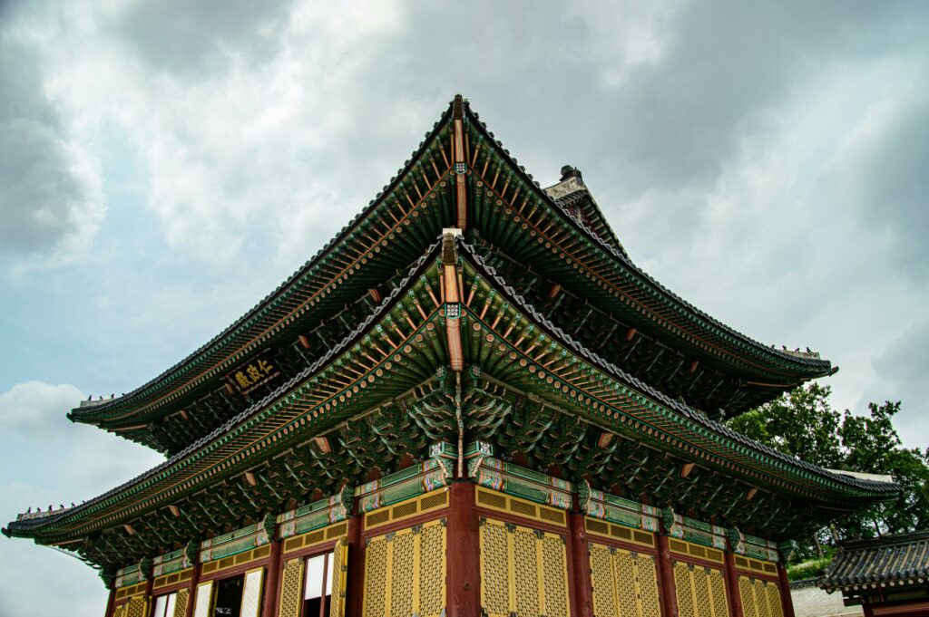Temples et palais à Séoul : culture, histoire et immersion 🇰🇷 Grand structure of traditional Korean palace showing intricate architecture in Seoul, South Korea.