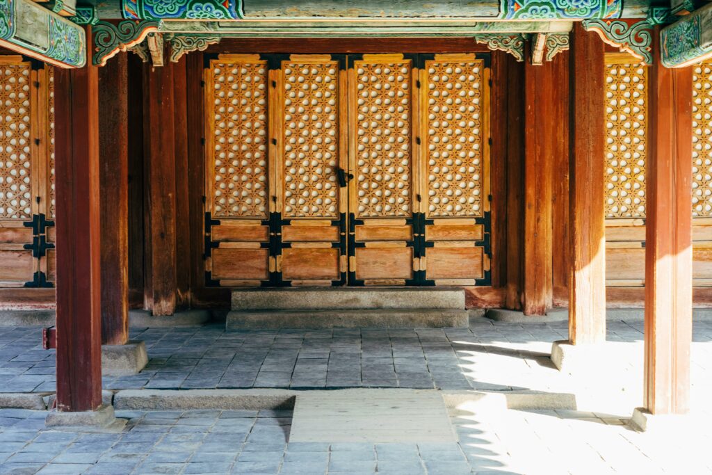 Temples et palais à Séoul : culture, histoire et immersion 🇰🇷 Beautiful wooden doors of a traditional Korean palace entrance in Seoul, South Korea.