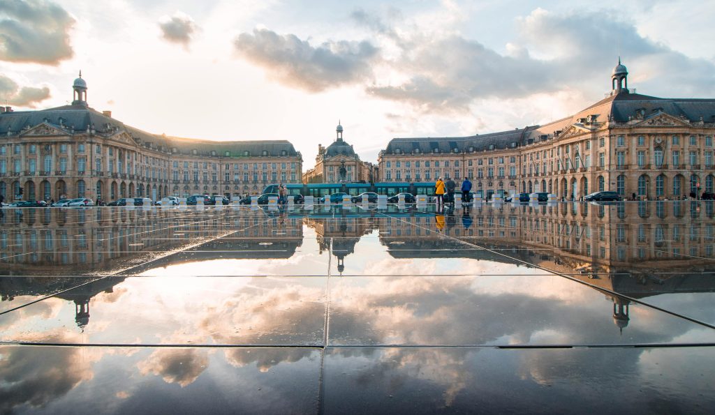 Un week-end à Bordeaux 🇫🇷 Breathtaking sunset reflection at Place de la Bourse, Bordeaux, France, showcasing historic architecture.
