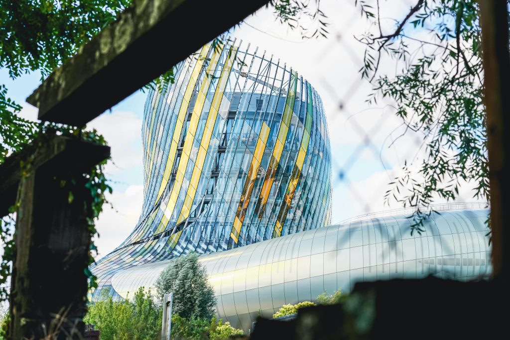 Un week-end à Bordeaux 🇫🇷 Explore the modern Cité du Vin building in Bordeaux, France, featuring unique contemporary architecture.