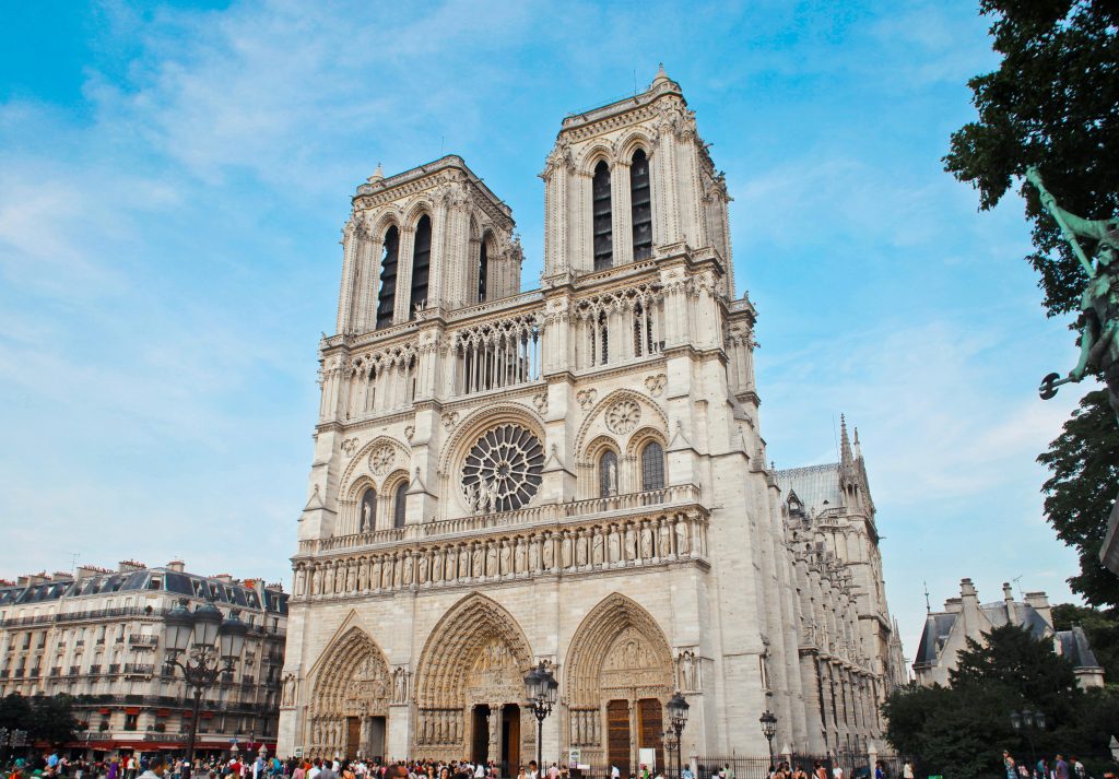 Visiter Paris en 4 jours : entre culture, gastronomie et romantisme 🇫🇷 Architectural beauty of Notre Dame Cathedral with crowds in Paris, France.