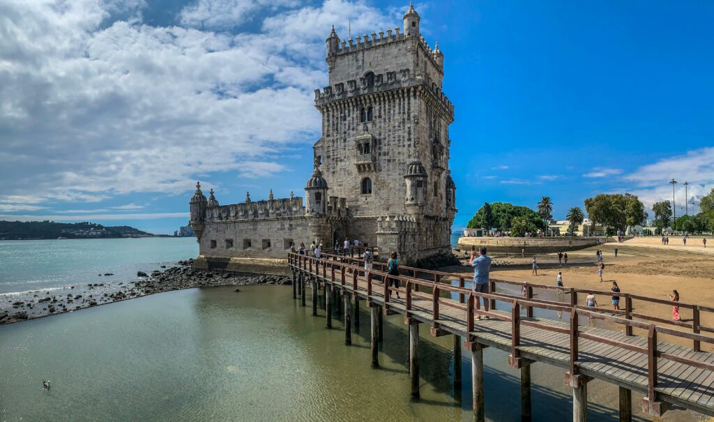 Lisbonne en 4 jours : itinéraire complet et incontournables 🇵🇹 Explore the historic Belem Tower in Lisbon against a clear sky.