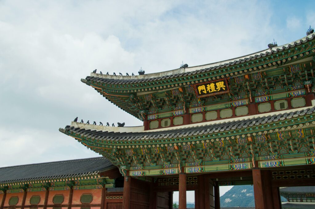 Temples et palais à Séoul : culture, histoire et immersion 🇰🇷 Explore the ornate architecture of Gyeongbokgung Palace in Seoul, showcasing traditional Korean design elements.