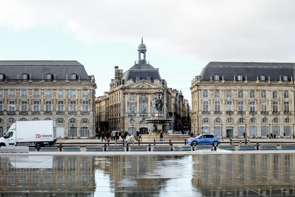 Un week-end à Bordeaux 🇫🇷 Stunning view of Place de la Bourse in Bordeaux with reflection on wet pavement.