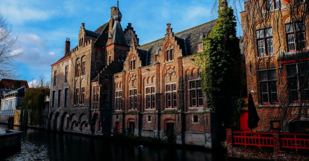 Bruxelles en 3 à 4 jours : itinéraire complet pour découvrir la capitale belge 🇧🇪 Scenic view of Gothic buildings along a canal in Bruges, Belgium.