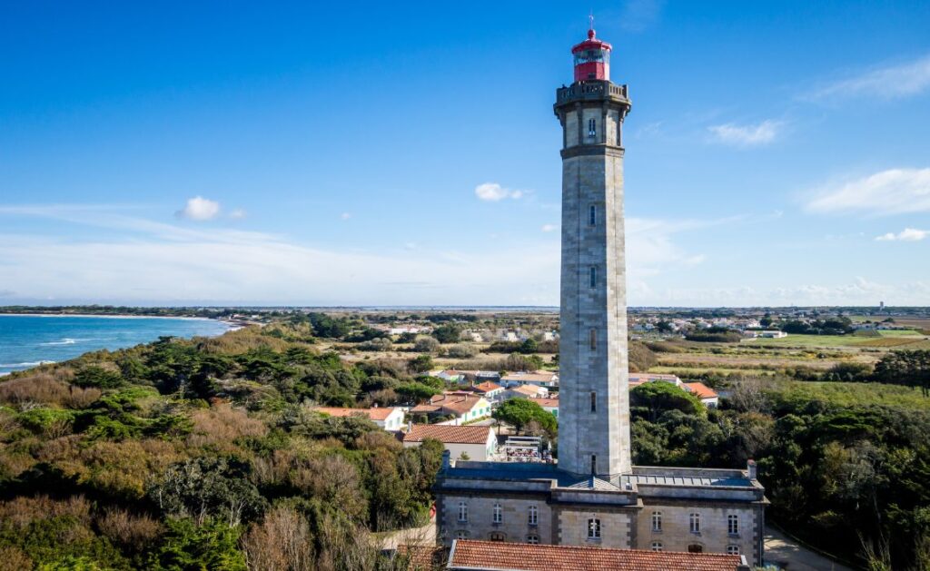 L’île de Ré en 2 jours : entre océan, charme et douceur de vivre 🇫🇷 vue phare des baleines ile de re 1024x629