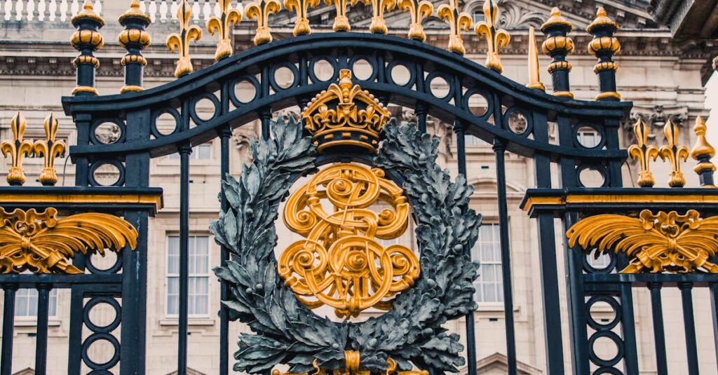 Londres en 2 jours : Itinéraire et activités à ne pas manquer 🇬🇧 Detailed view of the ornate gold and black iron gate at Buckingham Palace, London.