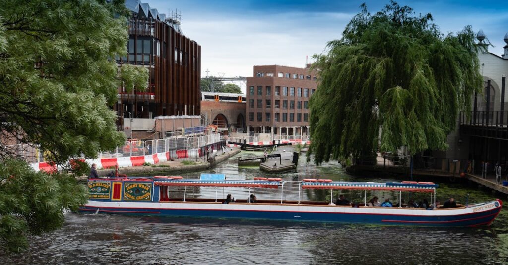 Londres en 2 jours : Itinéraire et activités à ne pas manquer 🇬🇧 Vibrant canal boat navigating through Camden Town